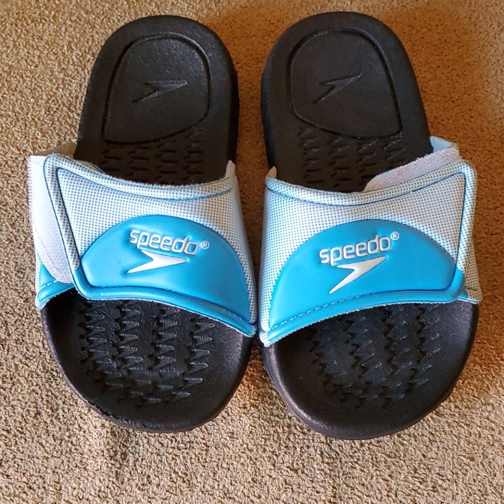 EUC Boys Speedo slides size medium 11-12 blue